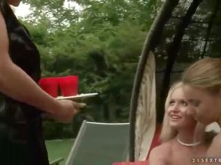 To kjærester punishing inviting blond