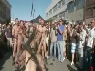 Publiek plaza met gestript mensen prepared voor wild coarse violent homo groep x nominale video-