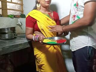 Holi قدم المساواة شهواني bhabhi كو color lagakar مطبخ موقف قدم المساواة | xhamster