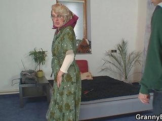 Lonely senas močiutė patinka an jaunas stripling