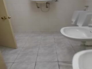 Sonialaputa di luar toilet publico por orden de amo yg dibawa lahir