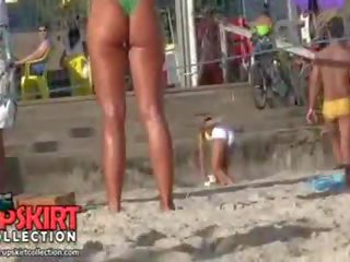 Yang grand bimbo adalah memakai yang benar-benar kecil bikini thong pada beliau enchantress dan buih punggung