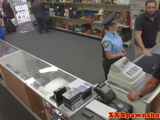 Реален pawnshop секс филм с bigass полицай в униформа