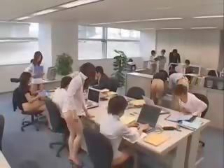 Handsome ázijské skupina na sekretárky nahý