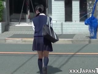Малко японки дама играчки путка над гащи в