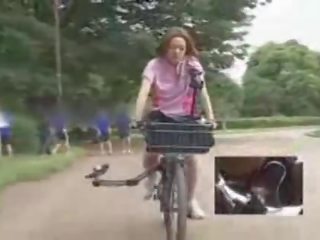 Японська дівчина masturbated в той час як скаче a specially modified брудна кіно bike!
