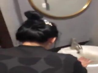 Könnyű japán asszony éppen szar -ban airport fürdőszoba: szex csipesz 53 | xhamster