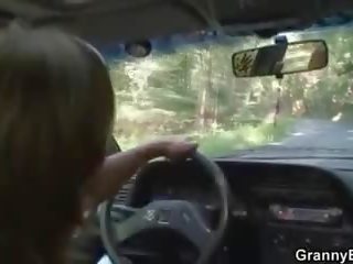 On výběry nahoru a fucks hitchhiking babičky