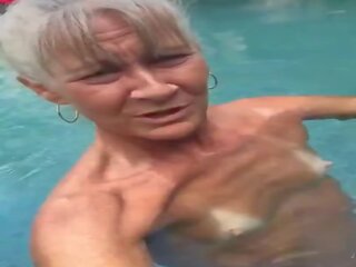 反常 奶奶 leilani 在 該 水池, 免費 成人 夾 69 | 超碰在線視頻