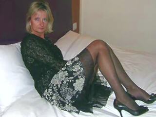 Photoclip beguiling milf solo