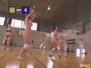 Amateur asiatique filles jouer nu basketball
