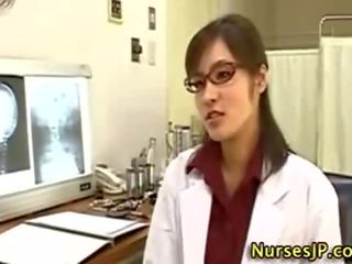 एशियन महिला मेडिकल व्यक्ति हंडजोब