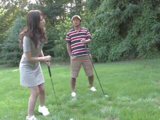 Eager brune dashuron duke thithur i vështirë pecker në the golf. | xhamster