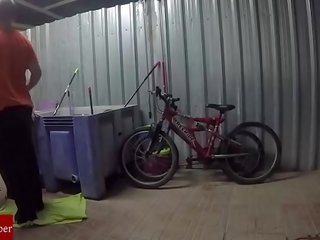 Engrasando la bicicleta y el coño de la gorda grabado contra cámara oculta gui030