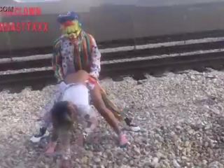 Clovn fucks tineri femeie pe tren tracks