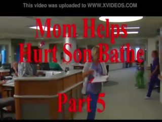 Mãe helps machucar filho bathe parte 5