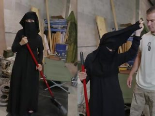 Tour av krigsbyte - muslim kvinna sweeping golv blir noticed av desiring amerikansk soldier