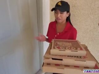 Jay romero dan rion raja ingin beberapa pizza dan ember salju delivered itu segar dan unggul dengan sebuah tambahan seks tiga orang service&period;