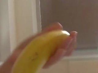 How-to: ung brunett sweetheart lär använder sig av en bananen
