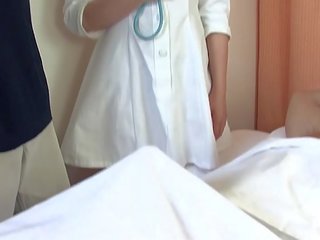 Asiatiskapojke medic fucks två striplings i den sjukhus