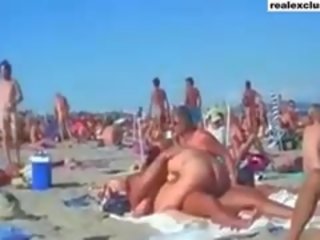 Publique nu plage échangiste cochon film en été 2015