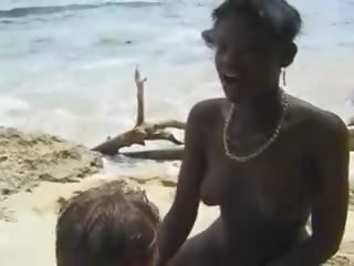 Matainas afrikāņu mīļumiņš jāšanās eiro buddy uz the pludmale