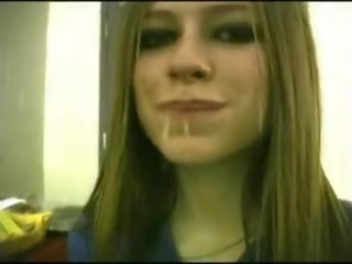 Avril lavigne flashing kutang.