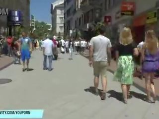 Aiko mund video të saj lakuriq desirable trup në publike rrugët - nudecams.xyz