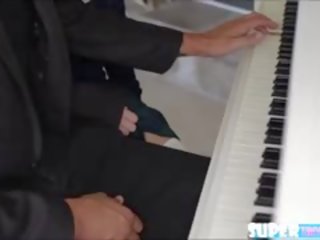 매력적인 sammie tempt 그녀의 피아노 선생