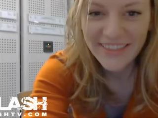 Naakt in publiek school- bibliotheek op webcam blondine tiener