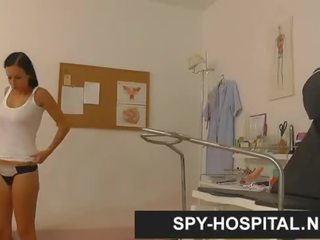 Espía cámara hospital ginecomastia expert checking coño