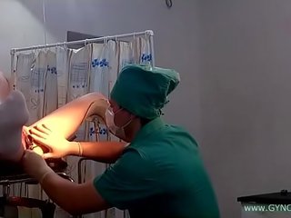 Un joven joven adolescente en blanca calcetines en un ginecólogo silla