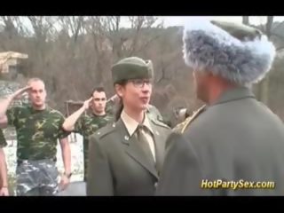 Katonai fiatal lassie jelentkeznek katonák elélvezés