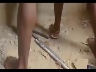 Africana nigerian gueto meninos gangbang um virgem / parte um