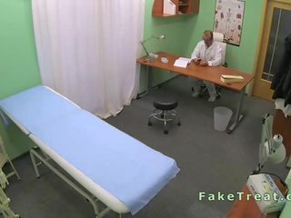 Beguiling रोगी गड़बड़ द्वारा डॉक्टरों कॉक में एक ऑफीस