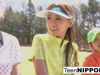 Gyönyörű ázsiai tini lányok játék egy játék a vetkőzés golf: hd xxx csipesz 0e