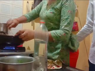 India hebat istri mendapat kacau sementara memasak di dapur | xhamster