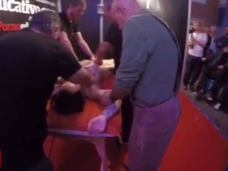 А група на хора масаж това млад и tattoed млад женски пол при на същото време в публичен
