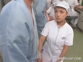 Coquin asiatique infirmière frottement son les patients affamé peter