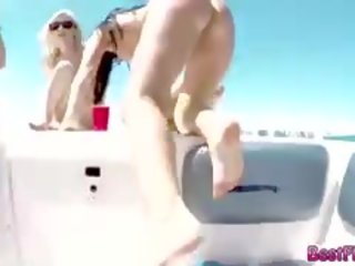 Hardcore x karakter klipp handling på en yacht med disse rik kids