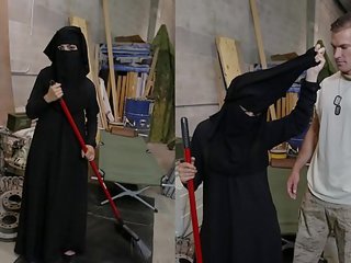 Tour daripada punggung - muslim wanita sweeping lantai mendapat noticed oleh miang/gatal warga amerika soldier