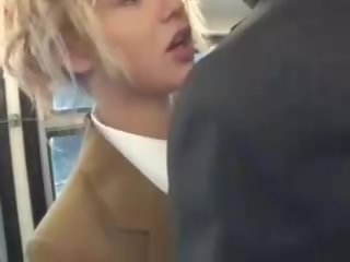 Blond süße saugen asiatisch striplings pecker auf die bus