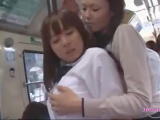 Adolescent obtention son seins et cul frotté caressing tétons sucé sur la autobus